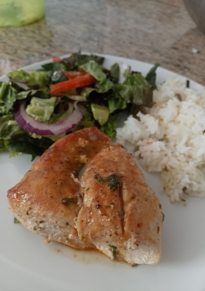 Una foto de Pollo al ajo y vino blanco 🐔🧄🥂