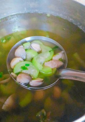 Hình của món Canh nấm rơm nấu mướp.