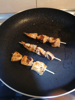 Una foto de Pincho de pollo salsa teriyaki y sésamo