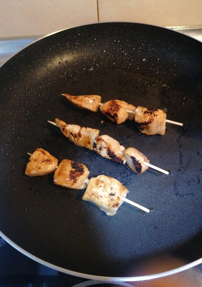 Una foto de Pincho de pollo salsa teriyaki y sésamo