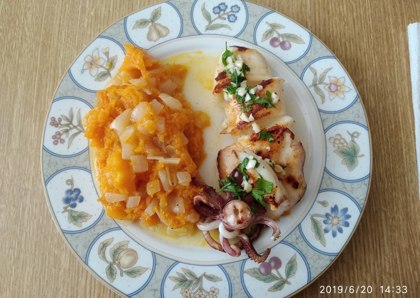 Calamar a plancha con calabaza y cebollita