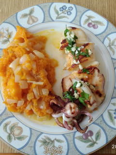 Una foto de Calamar a plancha con calabaza y cebollita