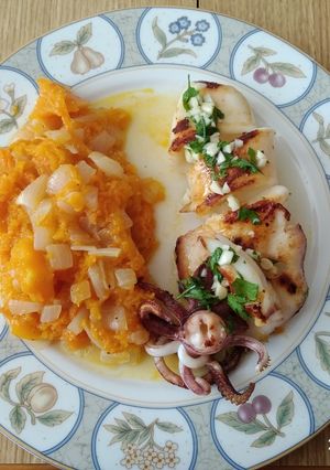 Una foto de Calamar a plancha con calabaza y cebollita