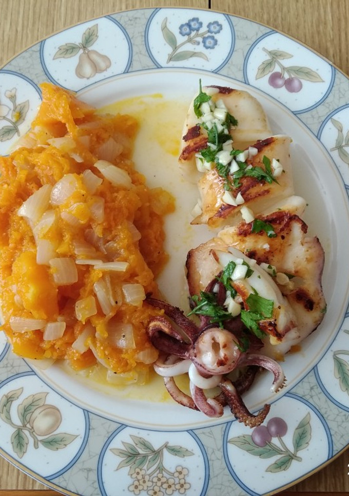 Una foto de Calamar a plancha con calabaza y cebollita