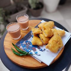 A picture of Aloo pakoda and yam pakoda.