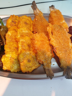 Una foto de Acedías rellenas de bacon y queso con tostones y pimientos