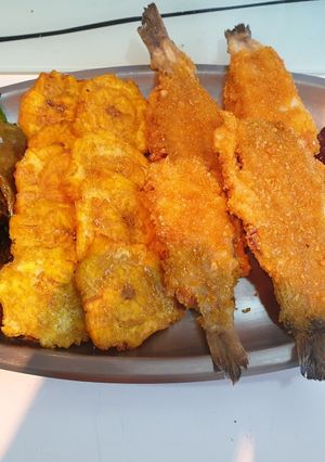 Una foto de Acedías rellenas de bacon y queso con tostones y pimientos