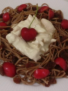 Una foto de Fideos soba con frutas y salteado de pechuga con queso