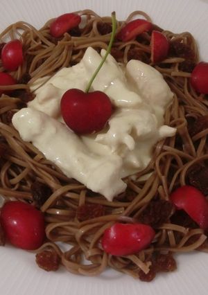 Una foto de Fideos soba con frutas y salteado de pechuga con queso