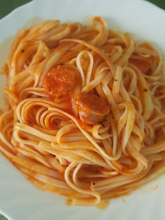 Una foto de Tallarines con pisto y chorizos criollos