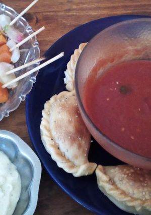 Una foto de Empanadas de atún con salsa de tomate picante
