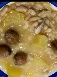 Una foto de Judías blancas con chorizo y patata