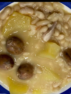 Una foto de Judías blancas con chorizo y patata