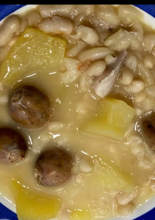 Una foto de Judías blancas con chorizo y patata