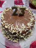 Bolo de chocolate com cobertura de Snickers