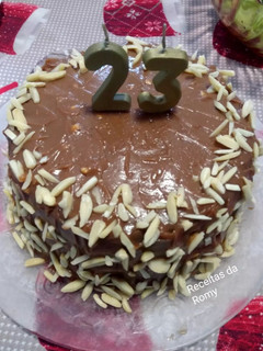 Foto de Bolo de chocolate com cobertura de Snickers