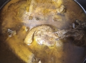 Фото Домашня качка, тушена з овочами і сметаною.