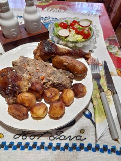 O poză a rețetei Ceafă, cârnați, carne de cocoș și cartofi fripți cu salată.