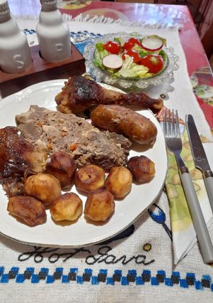 O poză a rețetei Ceafă, cârnați, carne de cocoș și cartofi fripți cu salată.