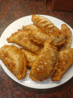 Una foto de Empanada de carne cortada a cuchillo