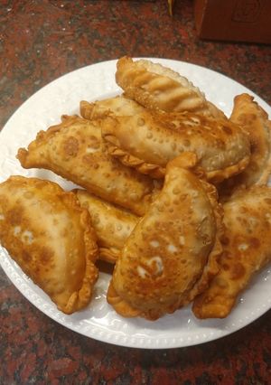 Una foto de Empanada de carne cortada a cuchillo