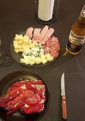 Una foto de Matambre de cerdo a la pizza y una picadita.😁