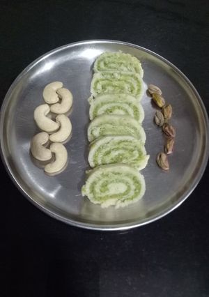 કાજુ પીસ્તા રોલ (Kaju Pista Roll Recipe In Gujarati) રેસીપી મુખ્ય ફોટો