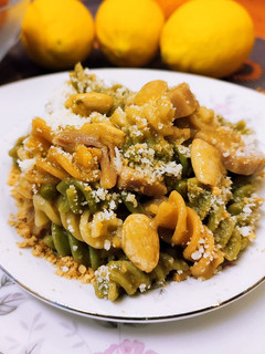 Una foto de Pasta en salsa teriyaki con crema de calabacín y almendras