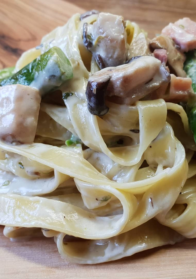 Una foto de Pasta con espárragos, setas y panceta sin gluten