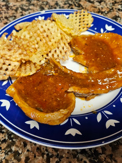 Una foto de Chuletas de cerdo en salsa con patatas