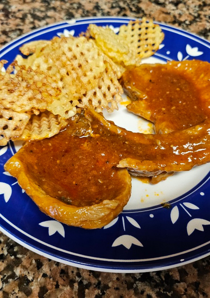 Una foto de Chuletas de cerdo en salsa con patatas