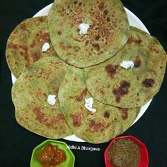 A picture of Bathua paratha.