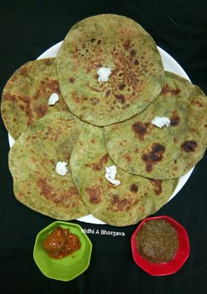 A picture of Bathua paratha.
