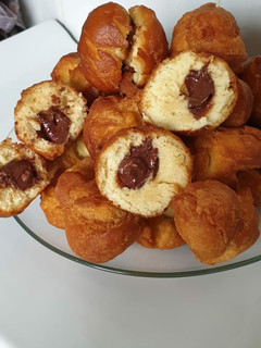 Una foto de Buñuelos crujientes relleno de bolas de chocolate con avellanas