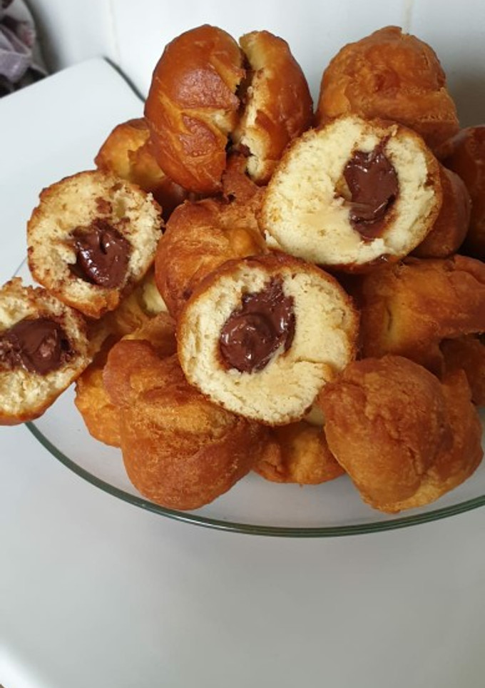 Una foto de Buñuelos crujientes relleno de bolas de chocolate con avellanas