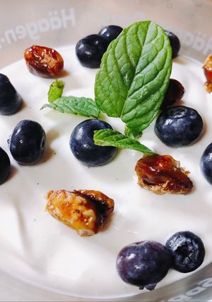 Φωτογραφία της συνταγής Κρέμα γιαούρτι με blueberries και καραμελωμένα φιστίκια Αιγίνης