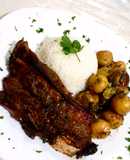Tirado de asado en salsa de mantequilla con papas al ajillo