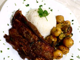 Tirado de asado en salsa de mantequilla con papas al ajillo