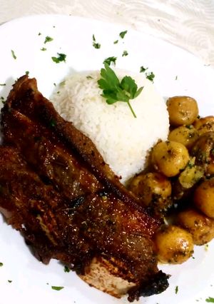 Una foto de Tirado de asado en salsa de mantequilla con papas al ajillo