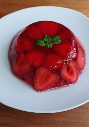 Una foto de Aspic de frutillas y menta