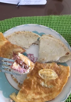 Una foto de Omelette o tortilla de huevo con jamón cervecero