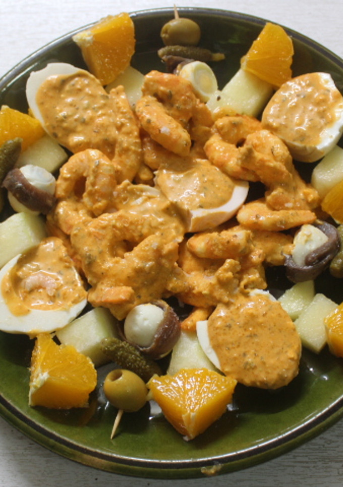 Una foto de Ensalada de gambas, banderillas y más