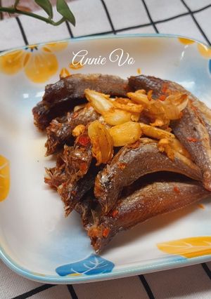 Hình của món Cá khô chiên tỏi.