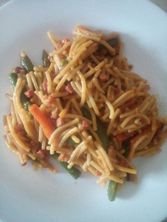Una foto de Fideos secos con verduritas y jamón
