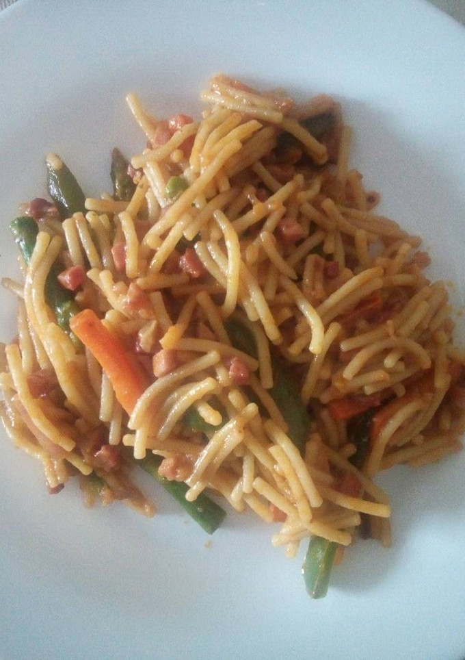 Una foto de Fideos secos con verduritas y jamón