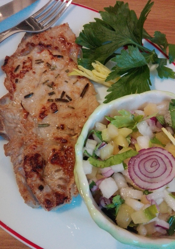 Una foto de Chuleta de ternera marinada picante con ensalada