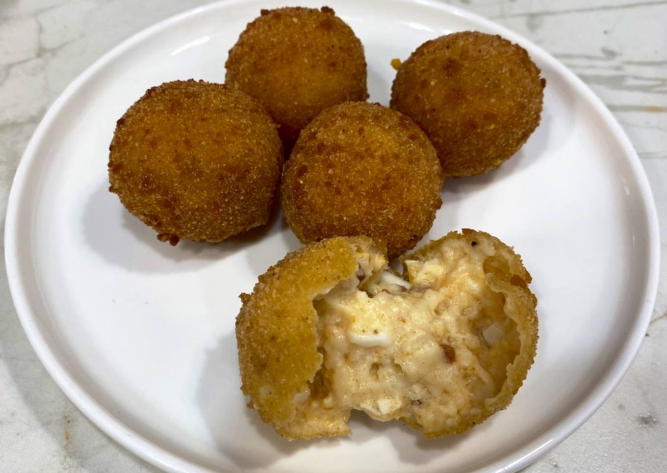 Croquetas de huevos fritos con chorizo
