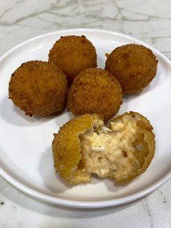 Una foto de Croquetas de huevos fritos con chorizo
