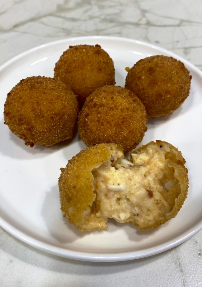 Una foto de Croquetas de huevos fritos con chorizo