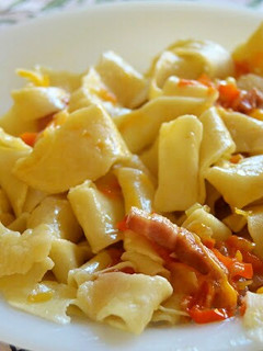 Una foto de Pappardelle caseros con bacon y hortalizas
